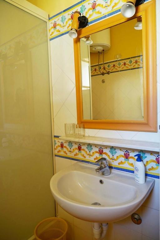 Bed And Breakfast Riviera Di Chiaia Turrisi Napels Kamer foto